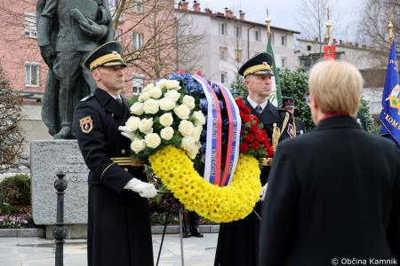 Predsednica Republike Slovenije dr. Nataša Pirc Musar k spomeniku Rudolfa Maistra – Vojanova položila cvetje (11)
